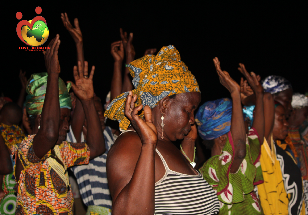 Many giving their lives to Christ during evening meeting in Northern Ghana